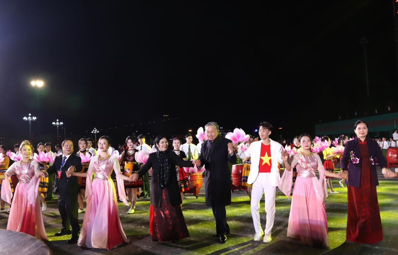 Lễ kỉ niệm 20 năm chia tách và thành lập tỉnh Lai Châu 