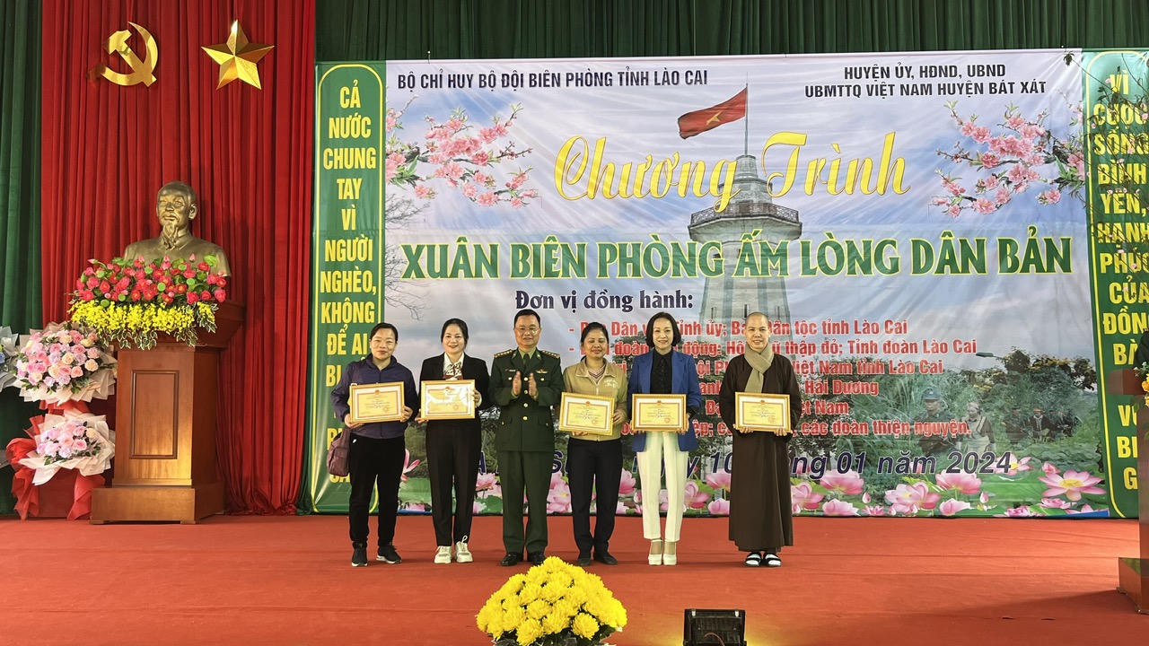 Xuân Biên phòng ấm lòng dân bản