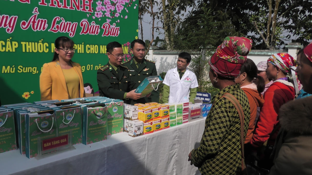 Xuân Biên phòng ấm lòng dân bản