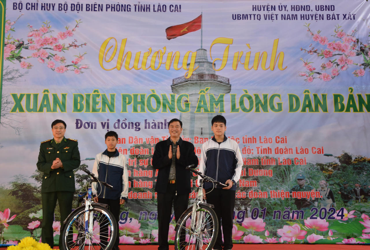Xuân Biên phòng ấm lòng dân bản