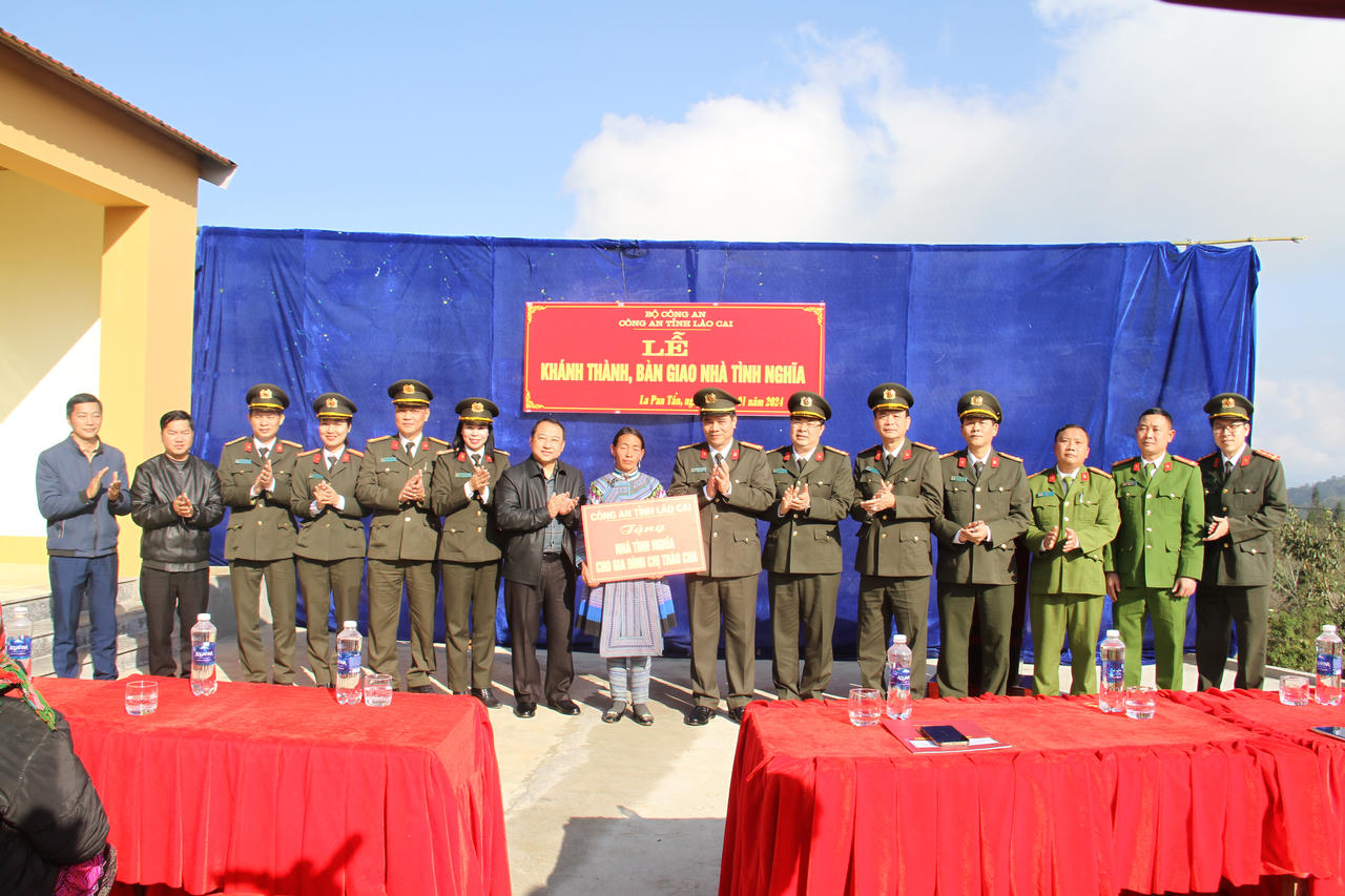 Công an tỉnh Lào Cai trao nhà tình nghĩa cho gia đình có hoàn cảnh đặc biệt khó khăn 