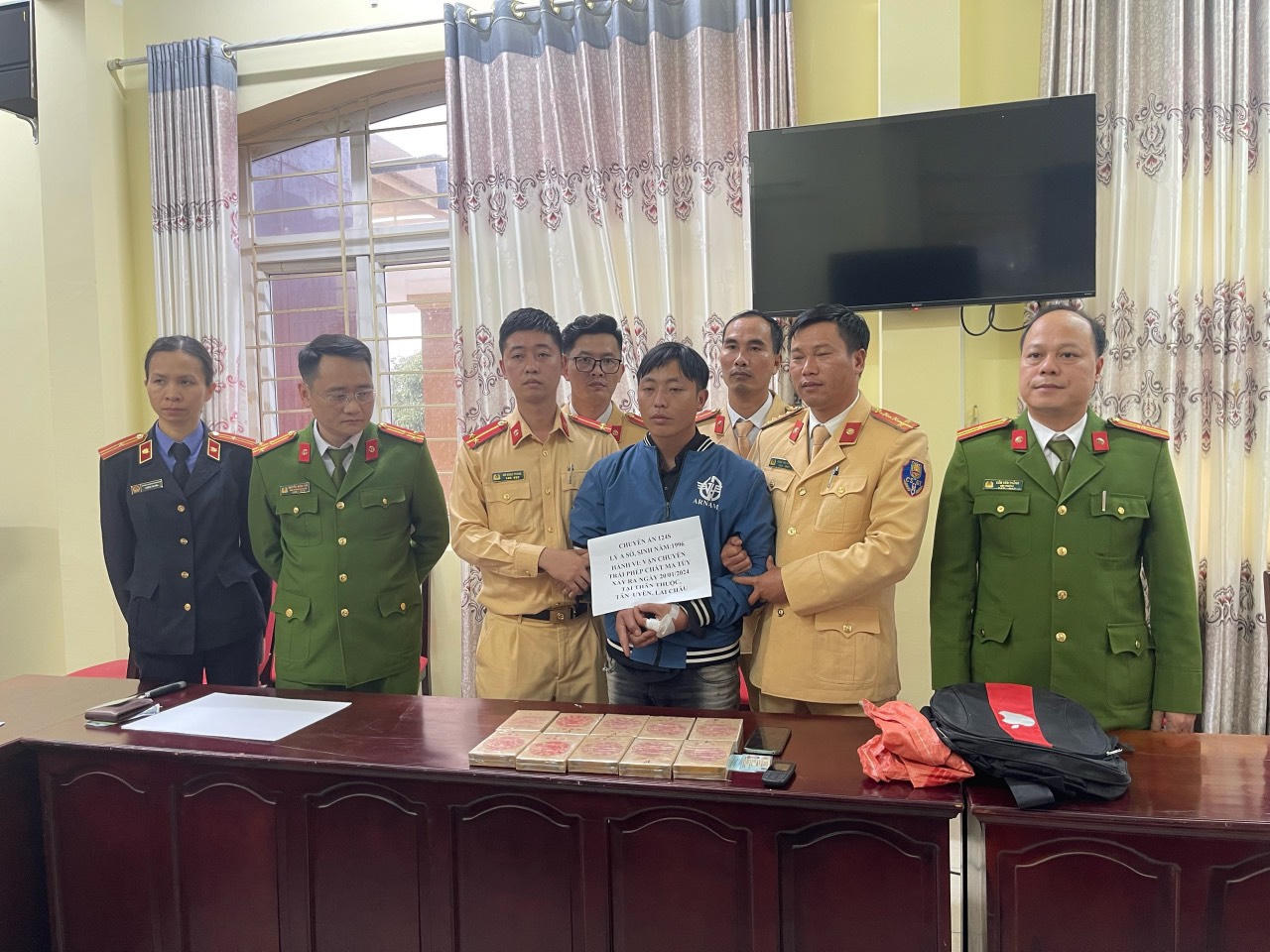 Bắt giữ đối tượng vận chuyển trái phép 10 bánh Heroin