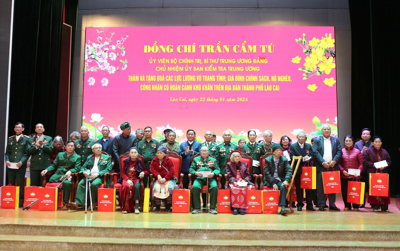 Chủ nhiệm Ủy ban Kiểm tra Trung ương Trần Cẩm Tú thăm, tặng quà Tết tại Lào Cai