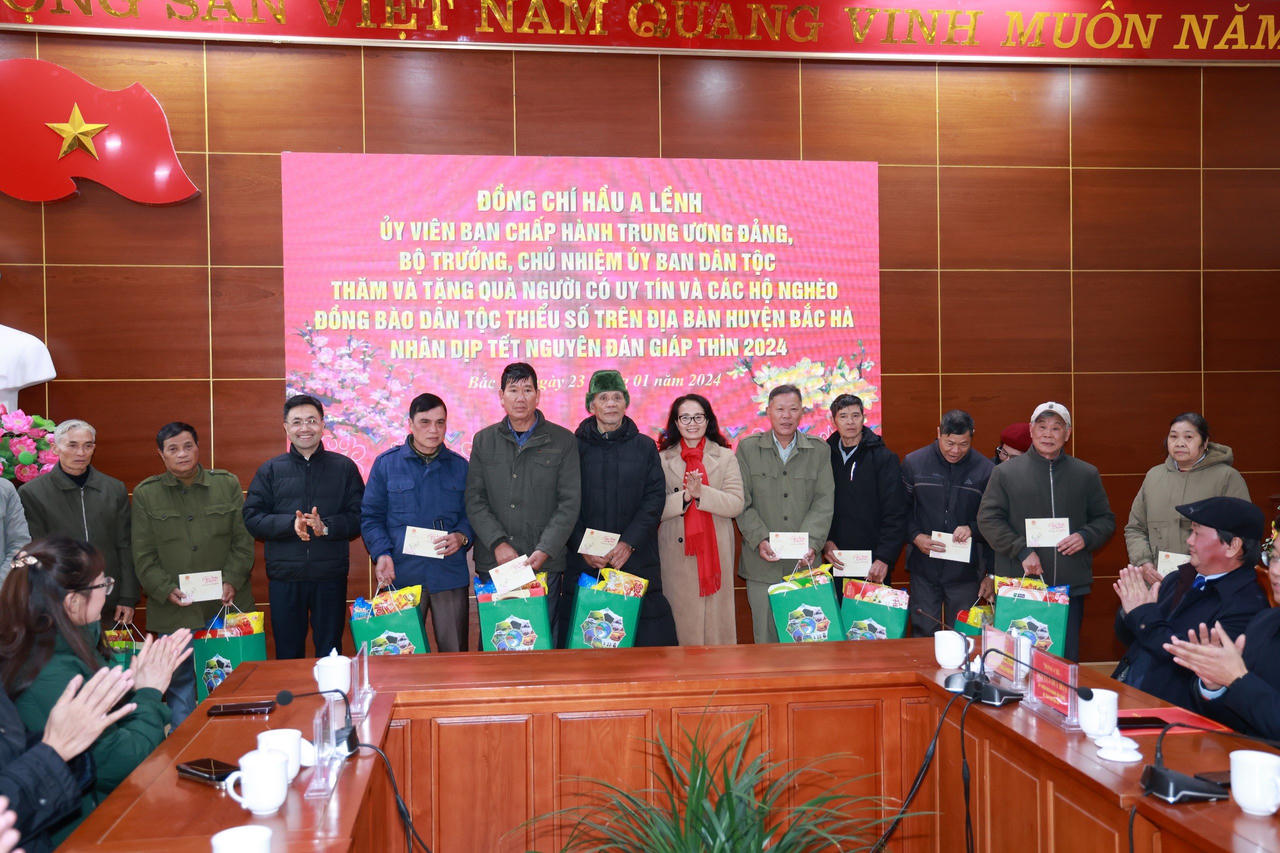 Bộ trưởng, Chủ nhiệm Ủy ban Dân tộc Hầu A Lềnh thăm, tặng quà Tết tại Lào Cai