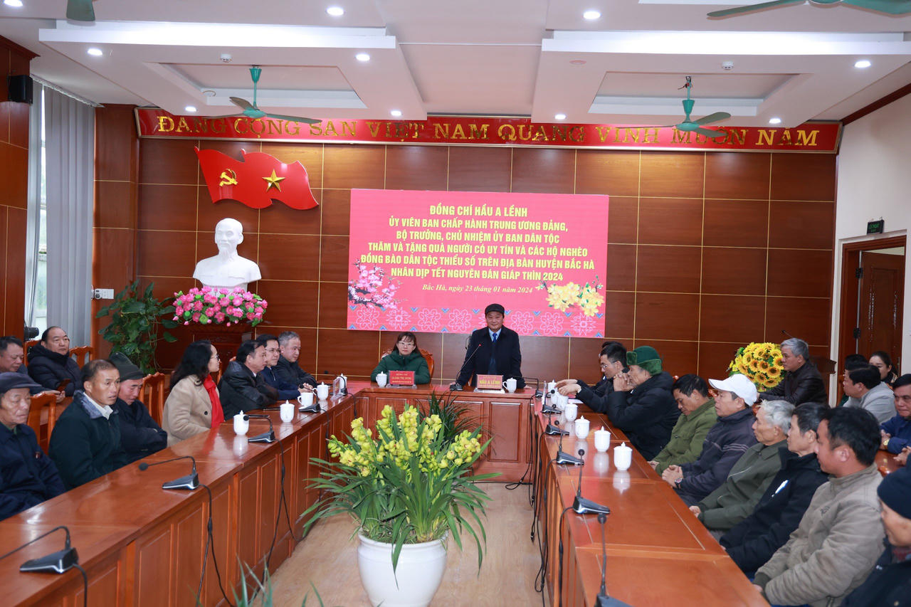 Bộ trưởng, Chủ nhiệm Ủy ban Dân tộc Hầu A Lềnh thăm, tặng quà Tết tại Lào Cai