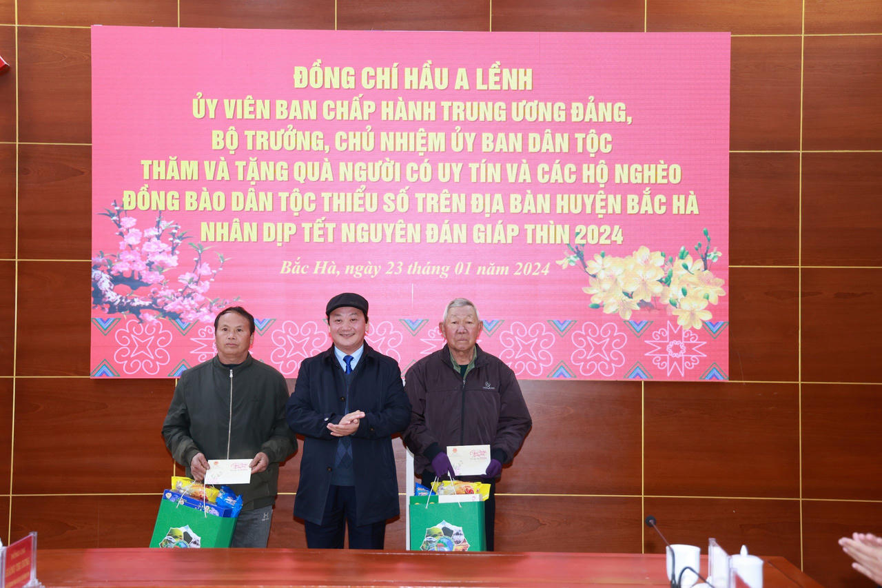 Bộ trưởng, Chủ nhiệm Ủy ban Dân tộc Hầu A Lềnh thăm, tặng quà Tết tại Lào Cai