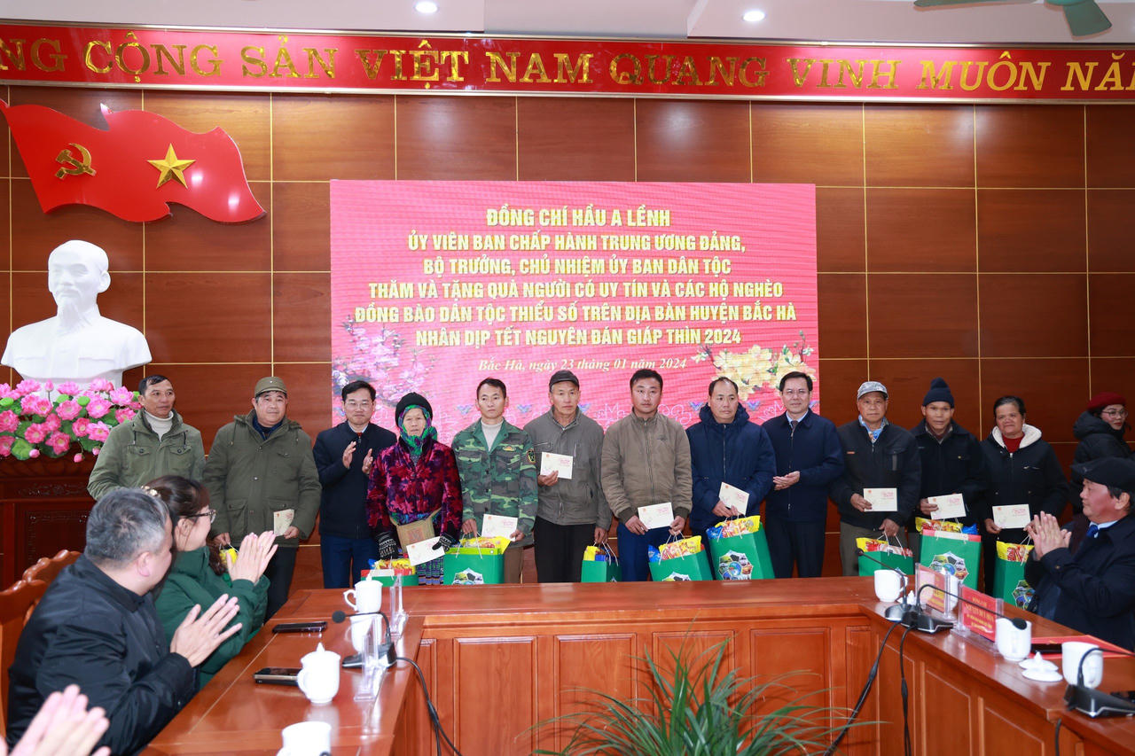 Bộ trưởng, Chủ nhiệm Ủy ban Dân tộc Hầu A Lềnh thăm, tặng quà Tết tại Lào Cai