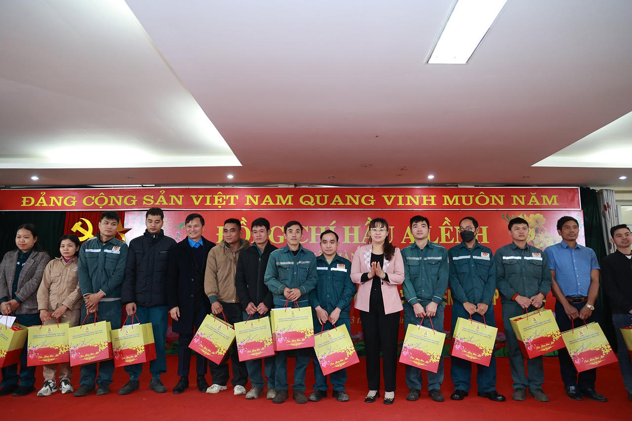 Bộ trưởng, Chủ nhiệm Ủy ban Dân tộc Hầu A Lềnh thăm, tặng quà Tết tại Lào Cai