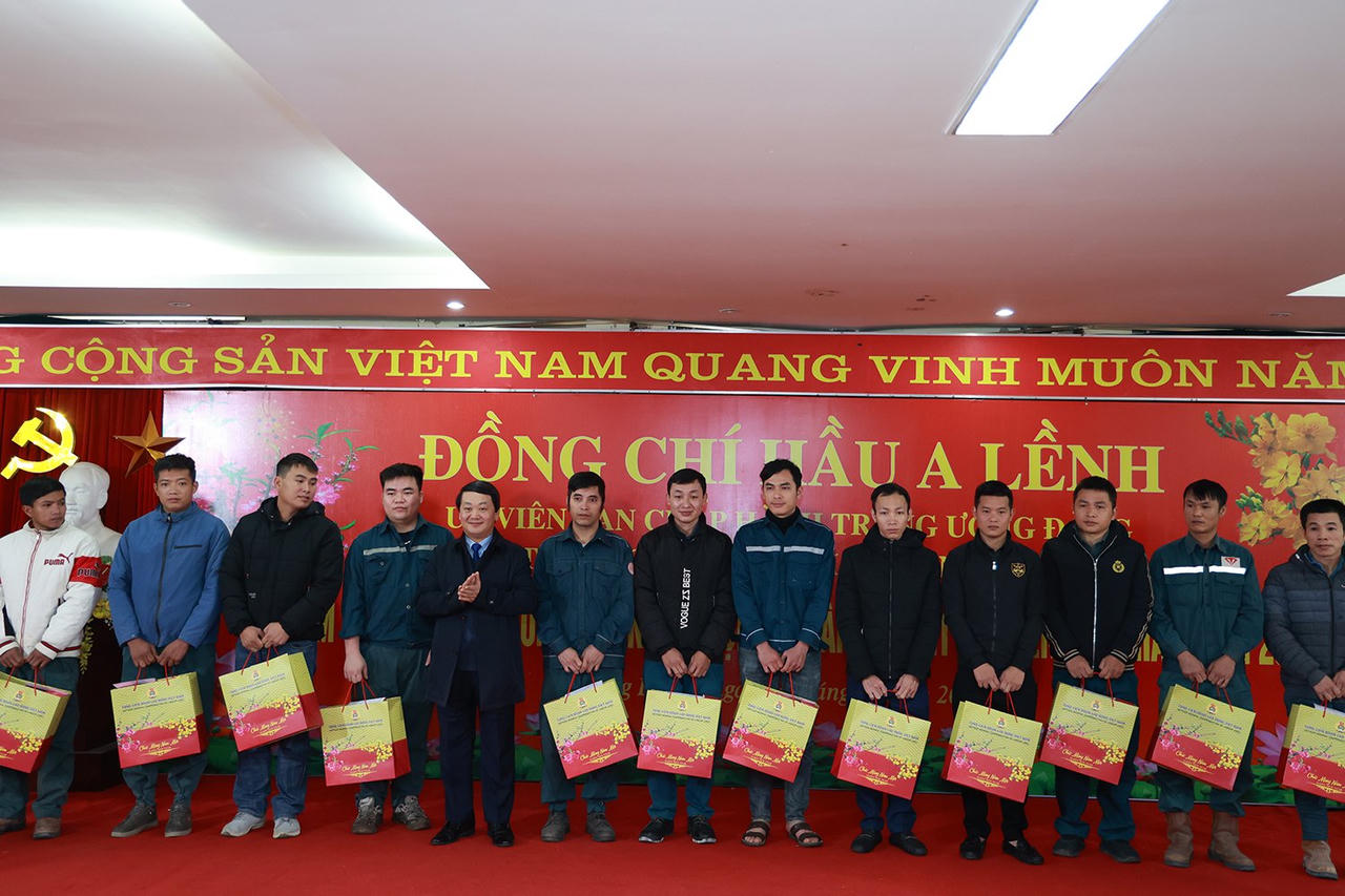 Bộ trưởng, Chủ nhiệm Ủy ban Dân tộc Hầu A Lềnh thăm, tặng quà Tết tại Lào Cai