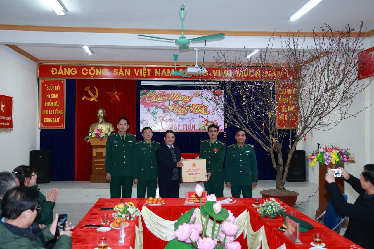 Bộ trưởng, Chủ nhiệm Ủy ban Dân tộc Hầu A Lềnh tặng quà Tết đồng bào DTTS huyện Mường Khương