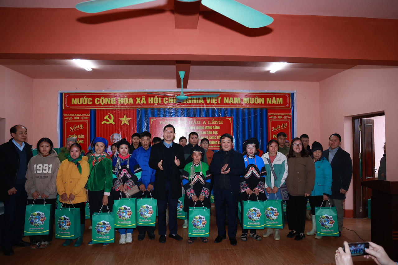 Bộ trưởng, Chủ nhiệm Ủy ban Dân tộc Hầu A Lềnh tặng quà Tết đồng bào DTTS huyện Mường Khương