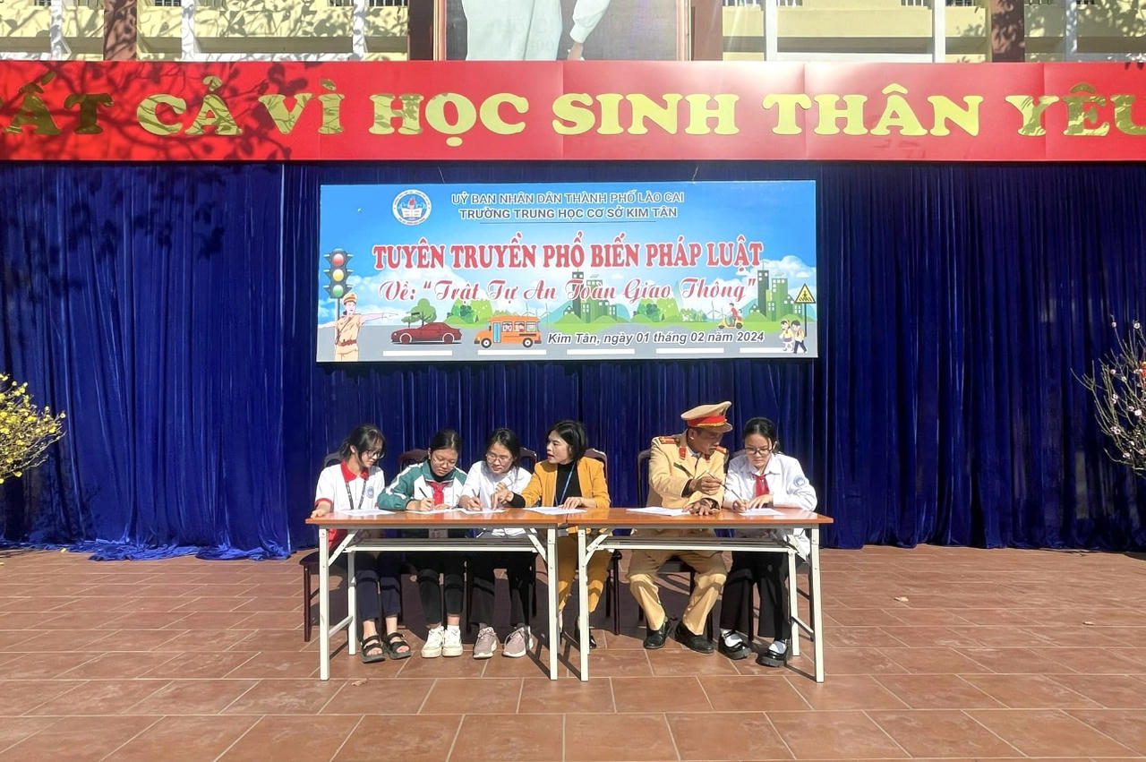 Tuyên truyền luật giao thông cho hơn 2.000 học sinh Lào Cai