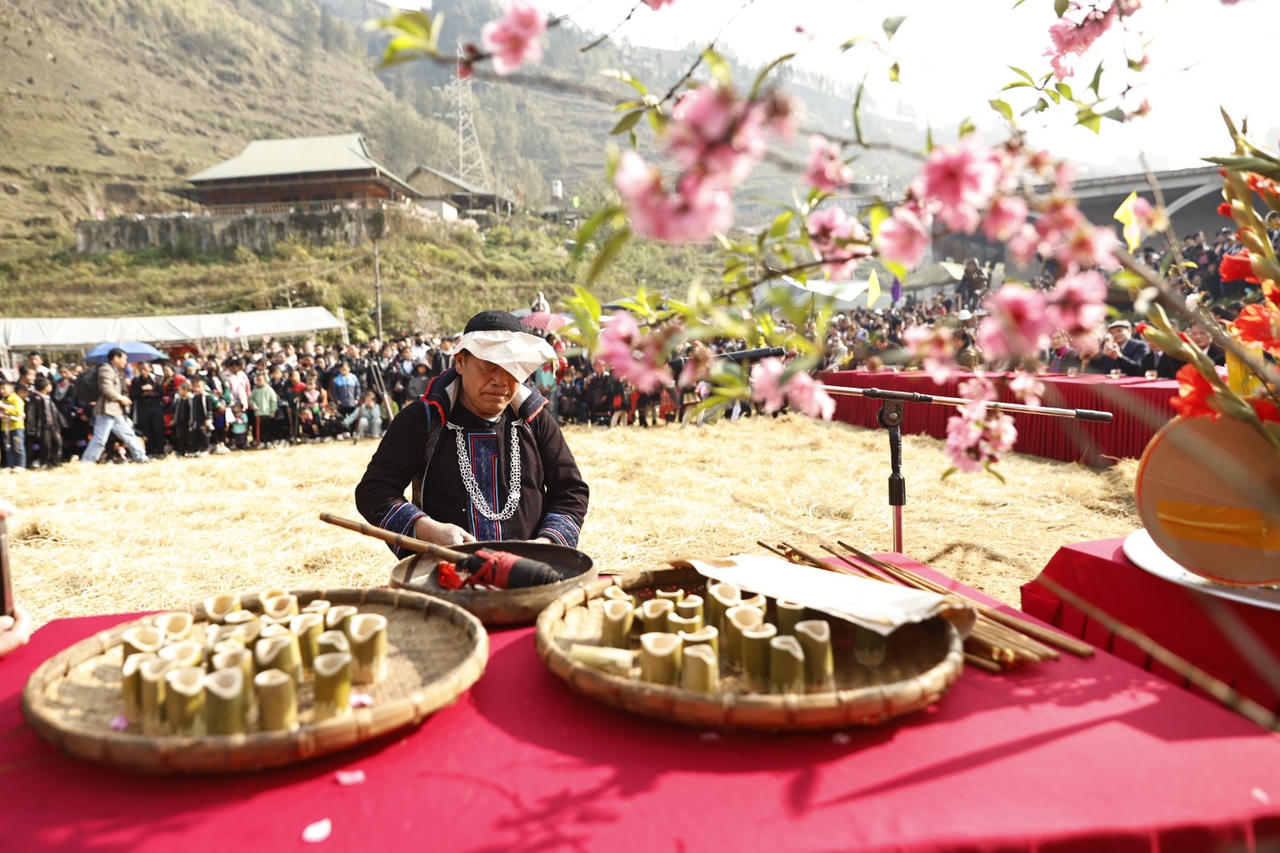 Rộn ràng Lễ hội Gầu Tào của đồng bào Mông ở Sa Pa