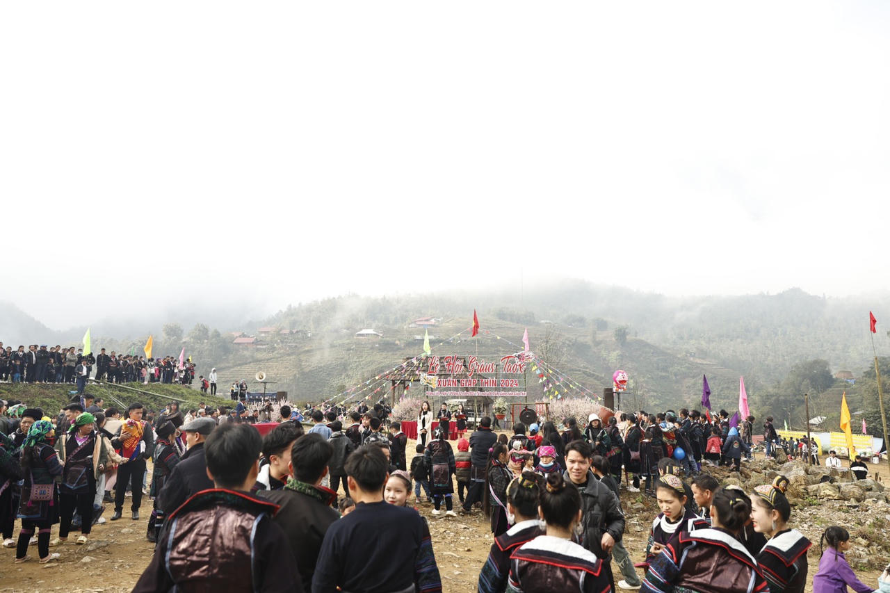 Rộn ràng Lễ hội Gầu Tào của đồng bào Mông ở Sa Pa