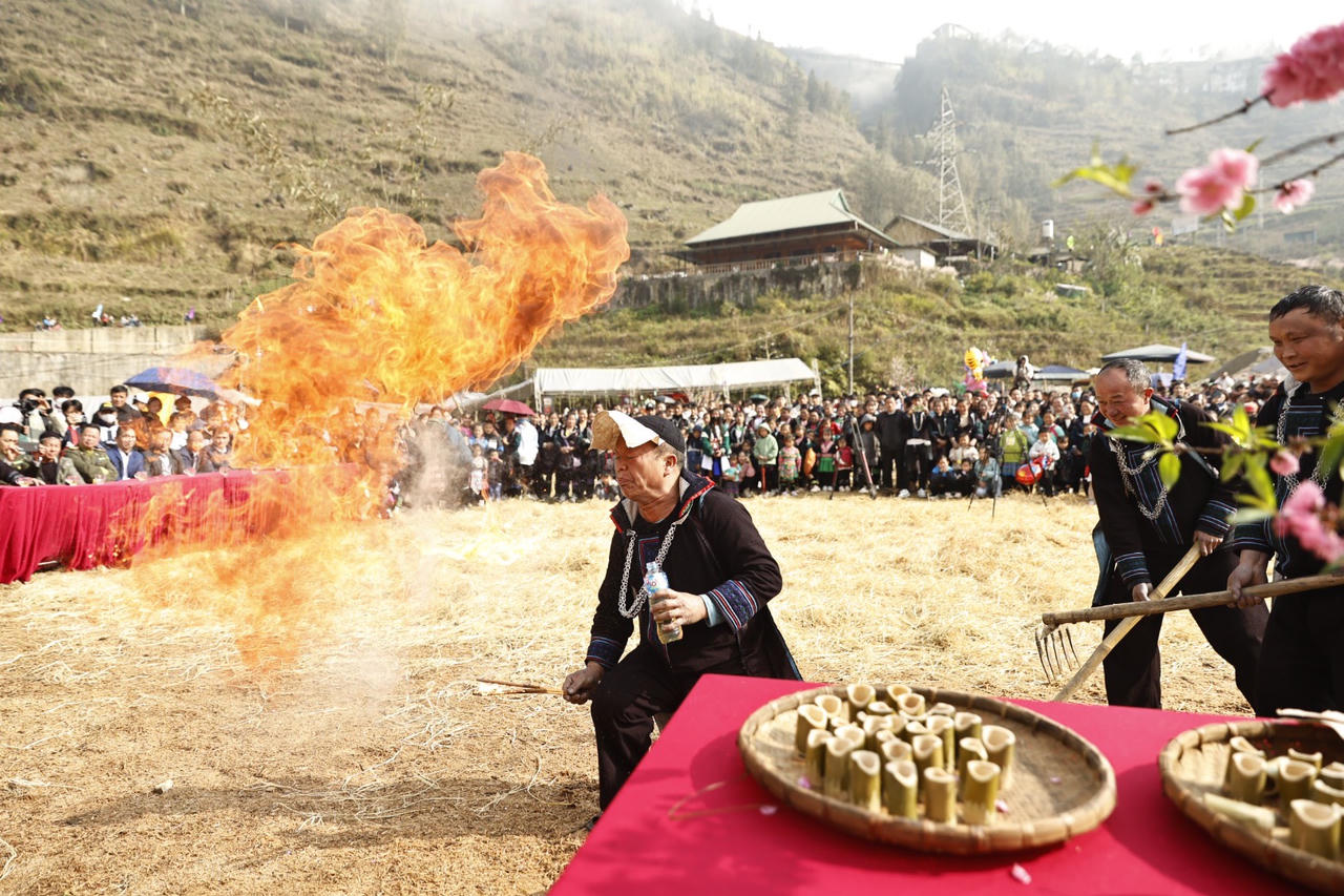 Rộn ràng Lễ hội Gầu Tào của đồng bào Mông ở Sa Pa