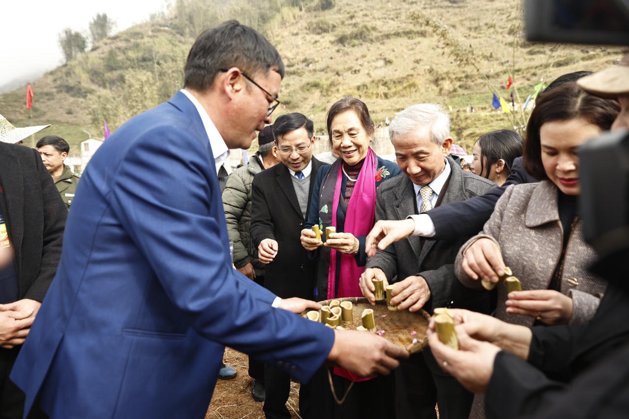 Rộn ràng Lễ hội Gầu Tào của đồng bào Mông ở Sa Pa