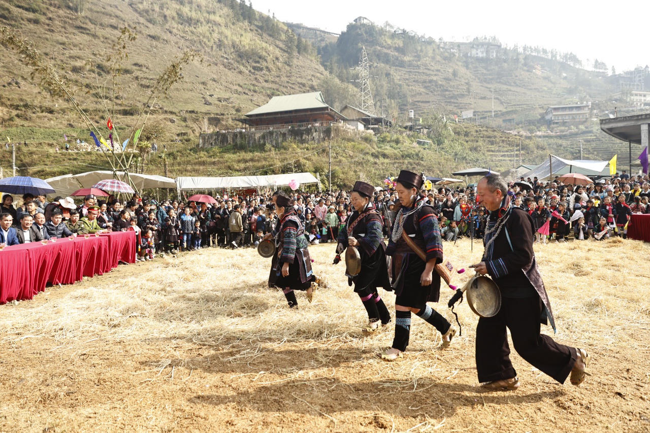 Rộn ràng Lễ hội Gầu Tào của đồng bào Mông ở Sa Pa