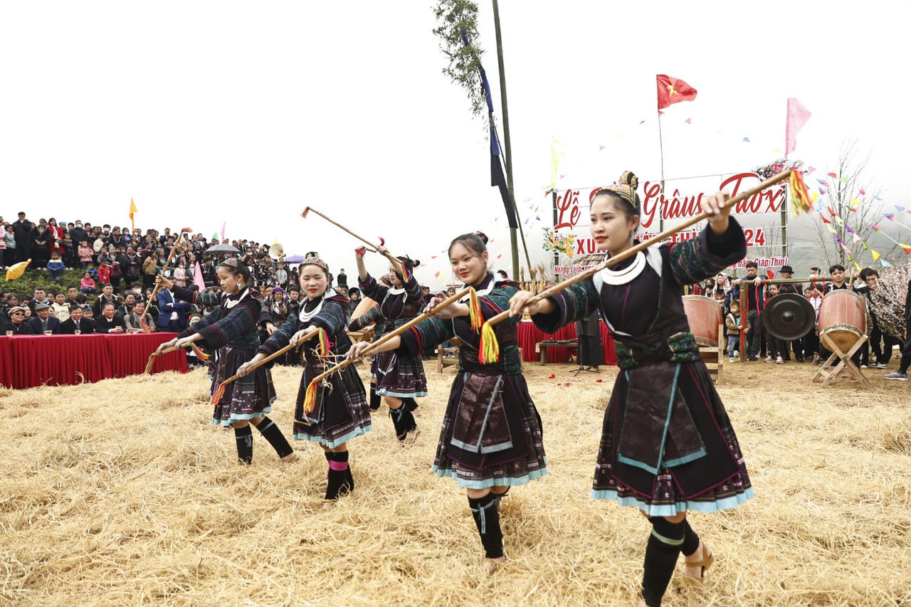 Rộn ràng Lễ hội Gầu Tào của đồng bào Mông ở Sa Pa