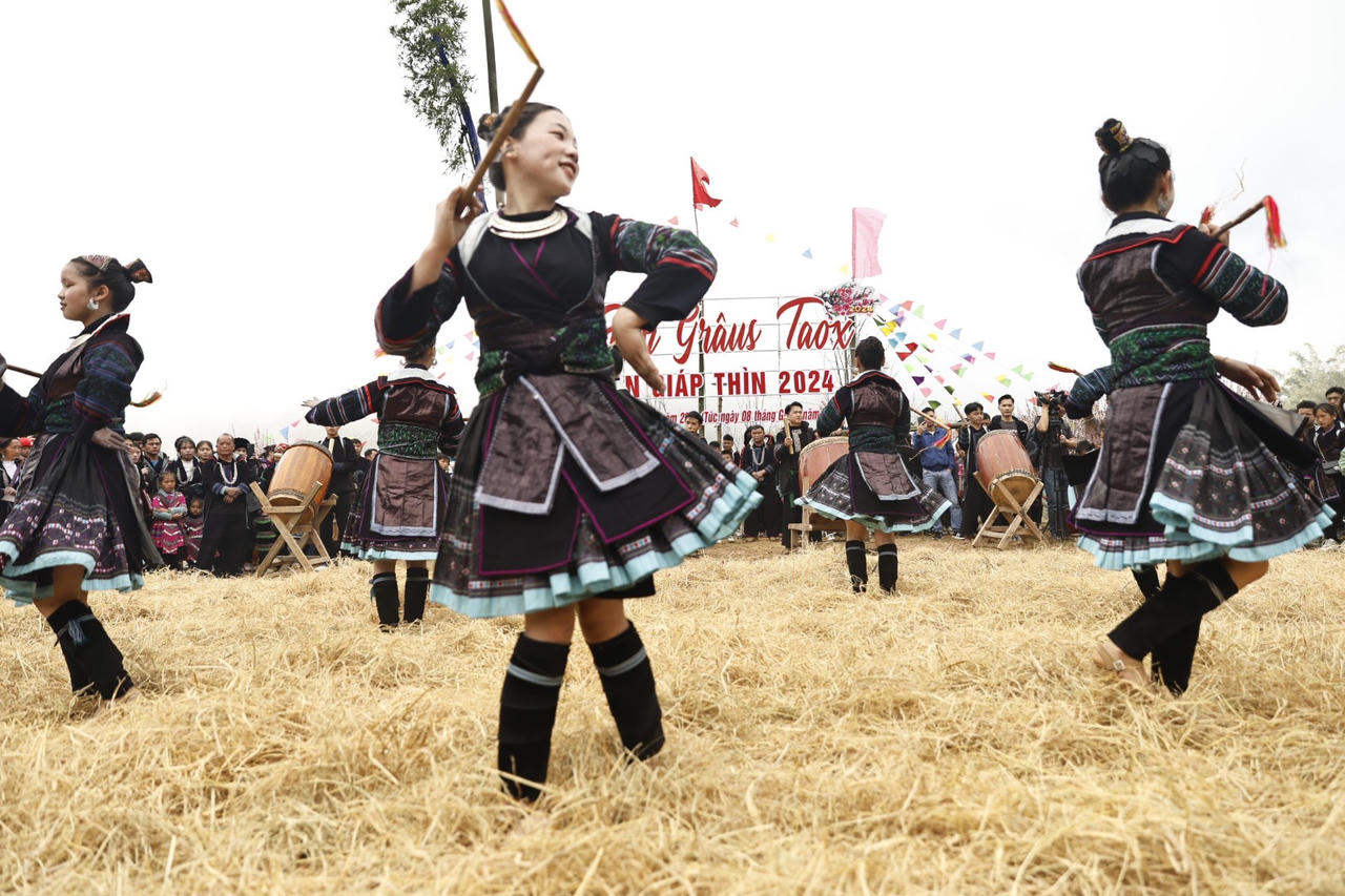 Rộn ràng Lễ hội Gầu Tào của đồng bào Mông ở Sa Pa