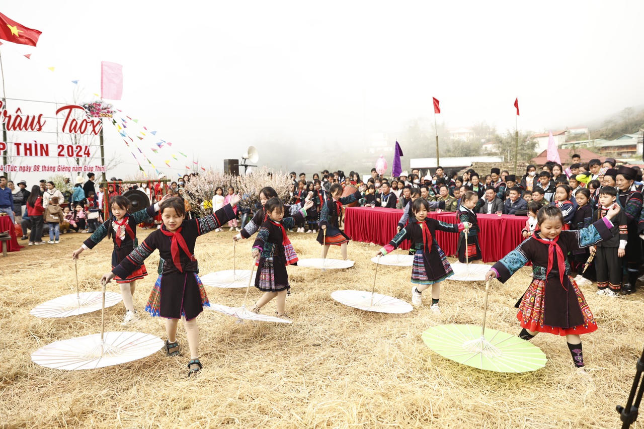 Rộn ràng Lễ hội Gầu Tào của đồng bào Mông ở Sa Pa