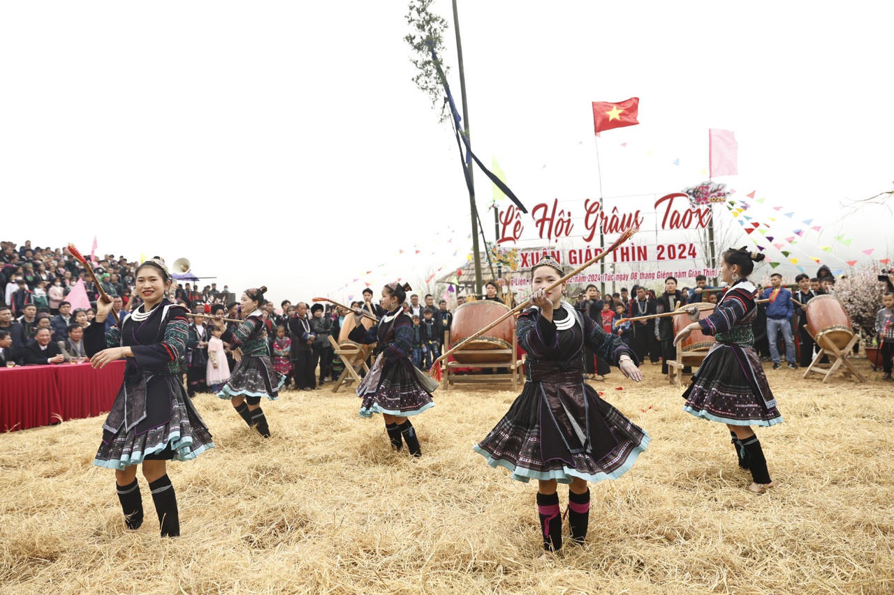 Rộn ràng Lễ hội Gầu Tào của đồng bào Mông ở Sa Pa