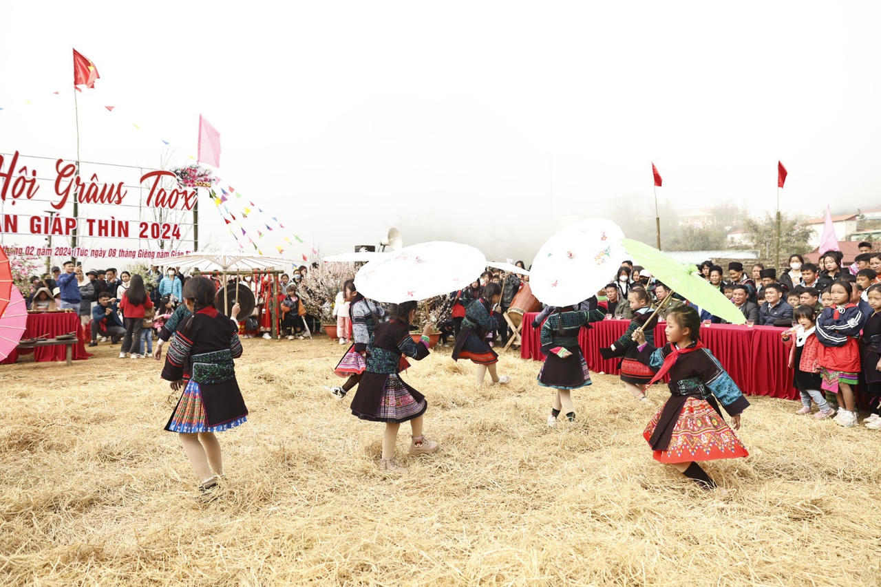 Rộn ràng Lễ hội Gầu Tào của đồng bào Mông ở Sa Pa