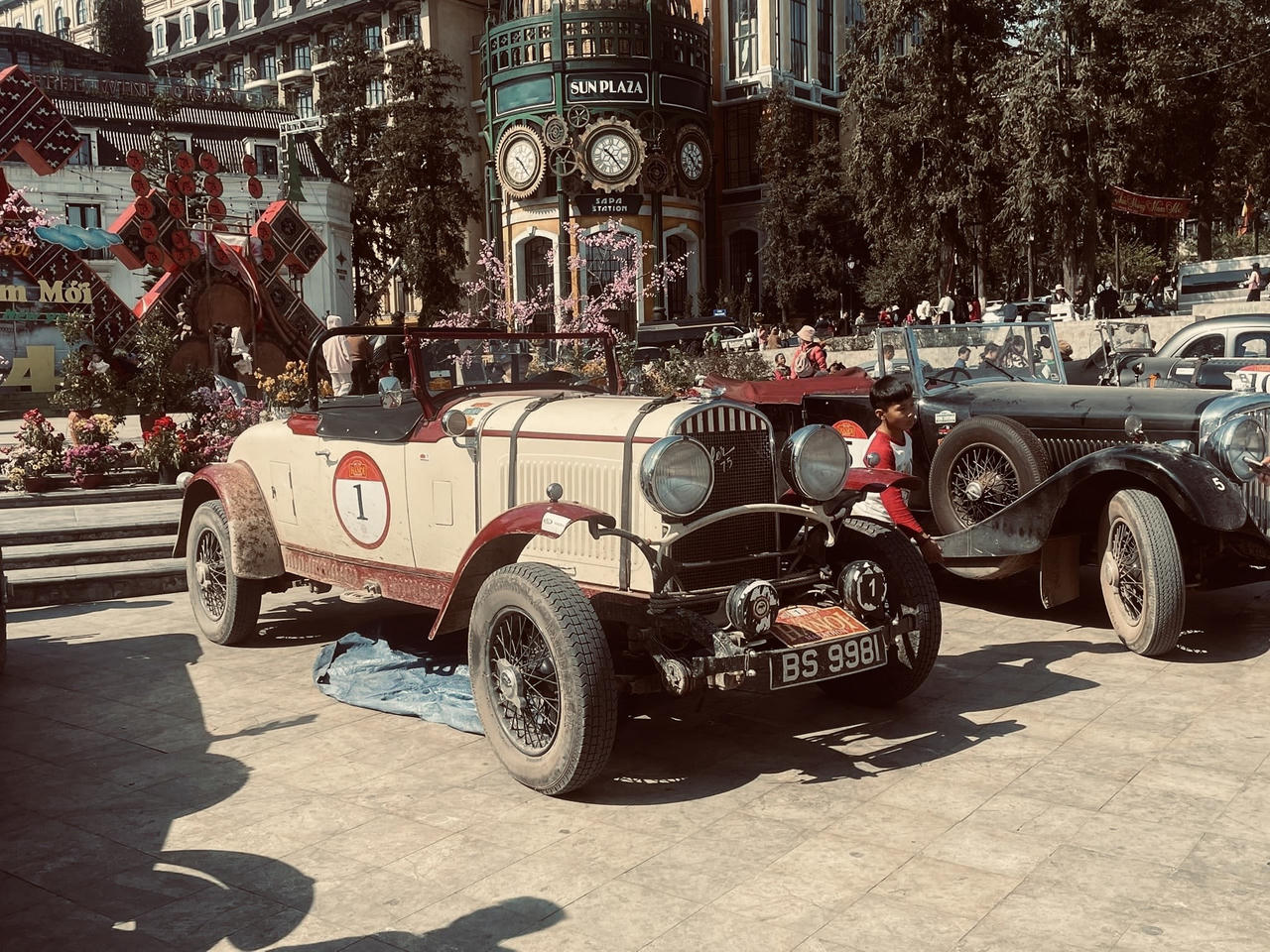 Câu lạc bộ xe cổ nổi tiếng thế giới dừng chân tại Sa Pa