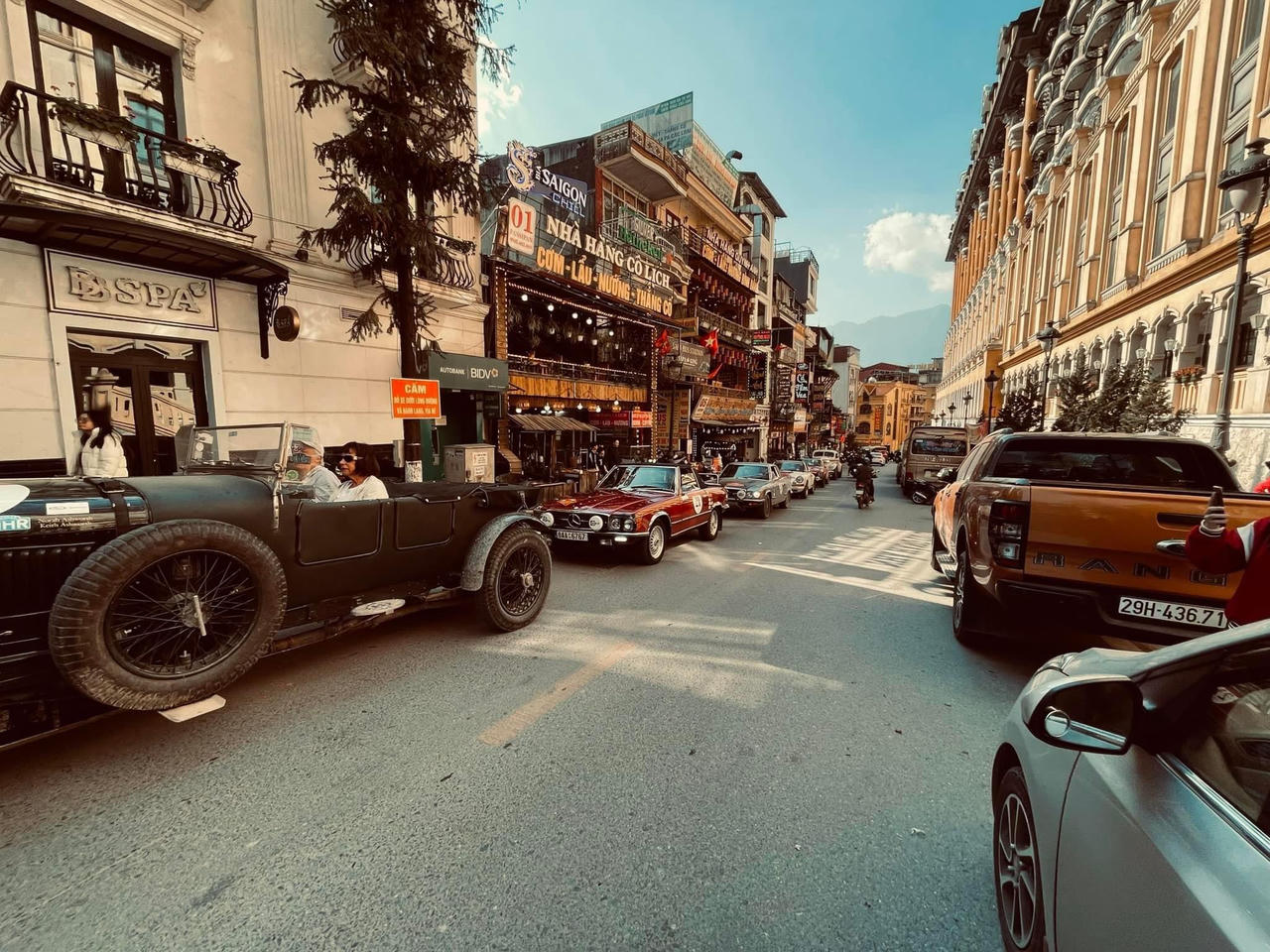 Câu lạc bộ xe cổ nổi tiếng thế giới dừng chân tại Sa Pa