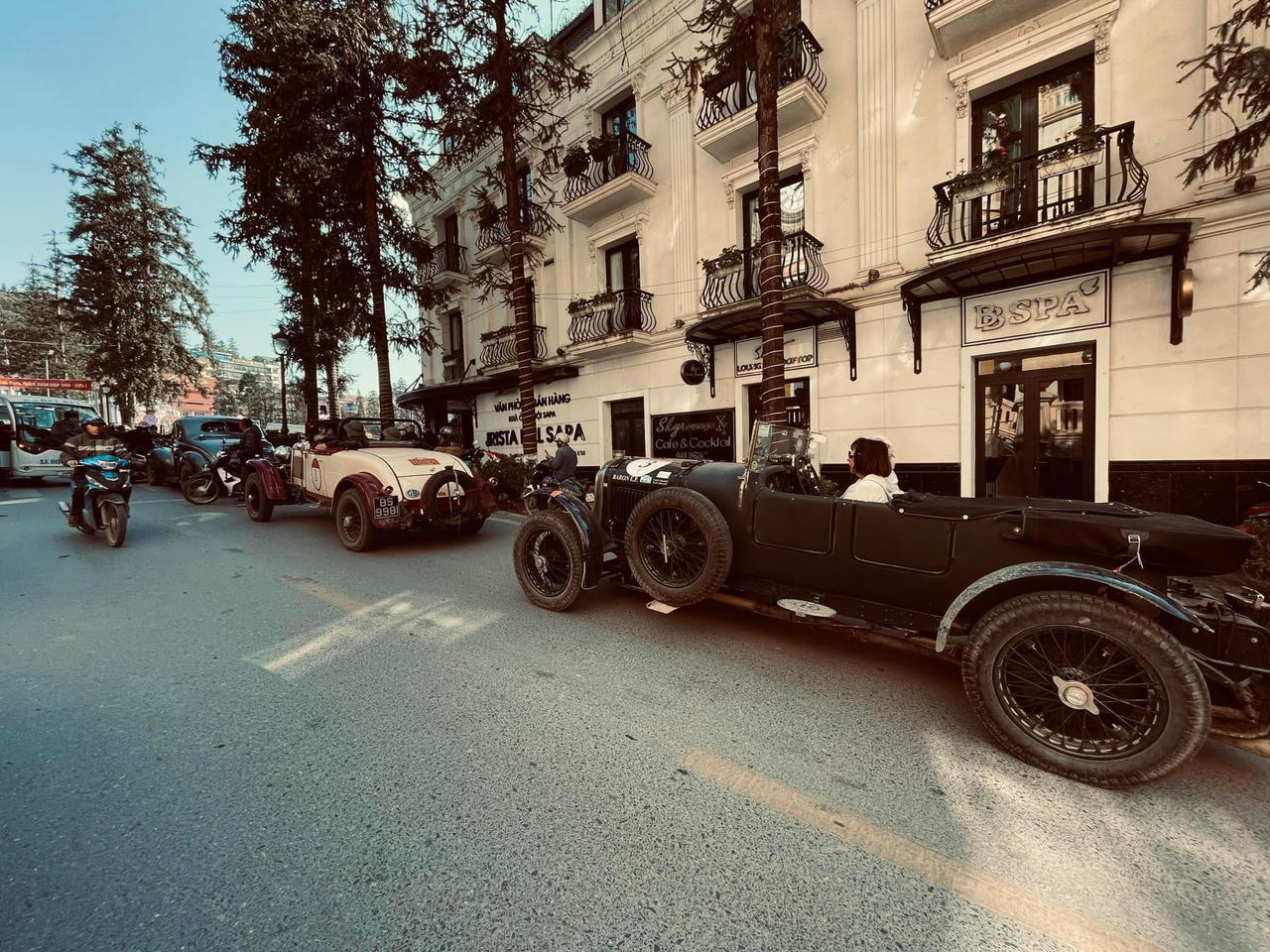 Câu lạc bộ xe cổ nổi tiếng thế giới dừng chân tại Sa Pa