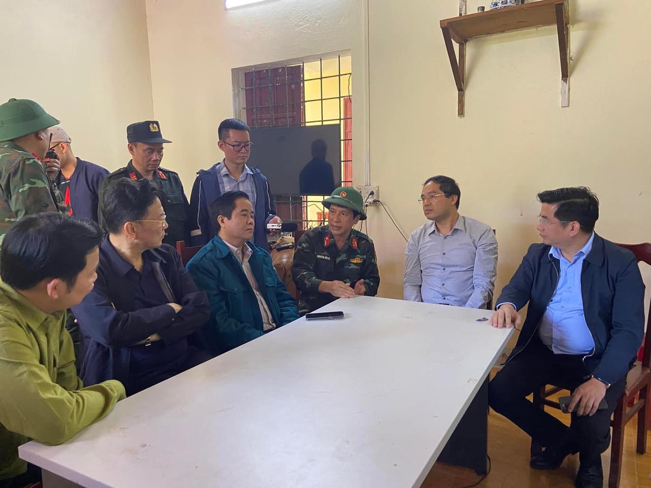 Lửa âm ỉ phức tạp tại 1 điểm rừng, Chủ tịch tỉnh Lào Cai tới hiện trường chỉ đạo chữa cháy 