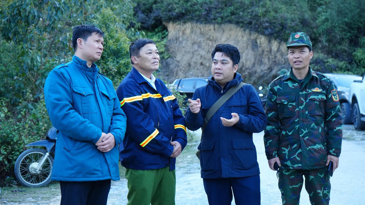 Hàng trăm người cứu rừng đang cháy tại Sa Pa