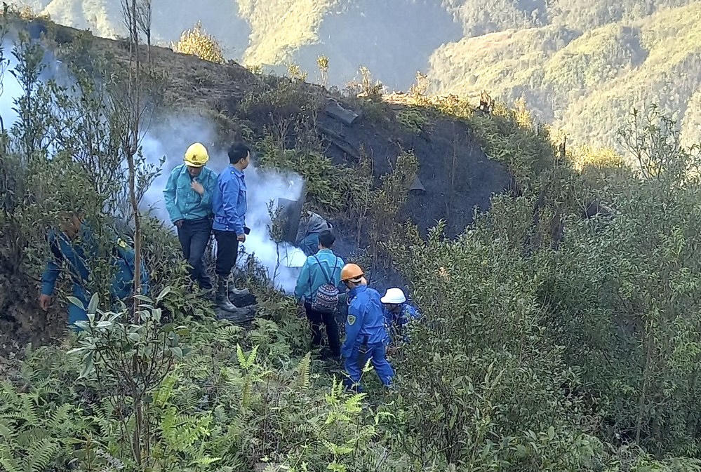 Hàng trăm người cứu rừng đang cháy tại Sa Pa