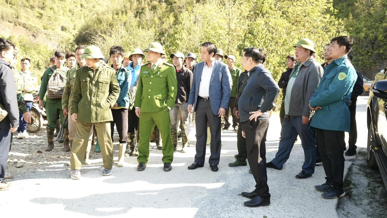 Hàng trăm người cứu rừng đang cháy tại Sa Pa