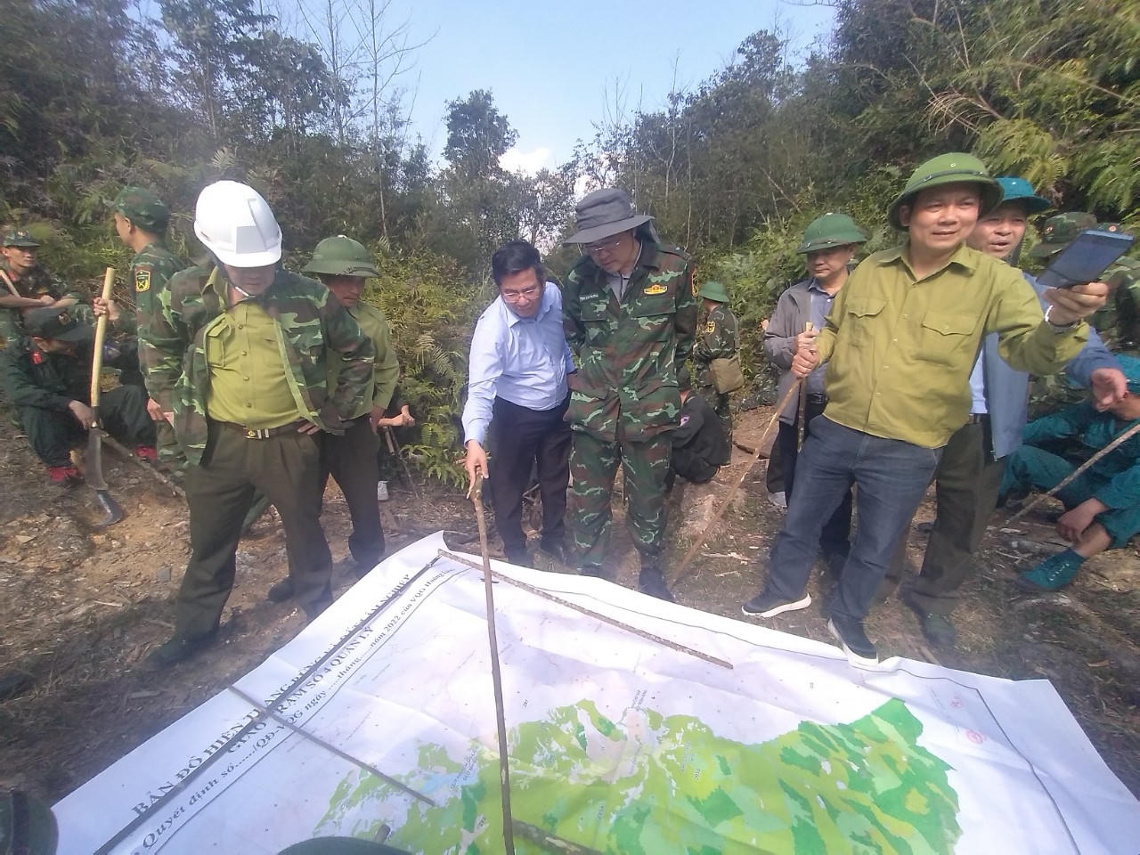 Lửa âm ỉ phức tạp tại 1 điểm rừng, Chủ tịch tỉnh Lào Cai tới hiện trường chỉ đạo chữa cháy 