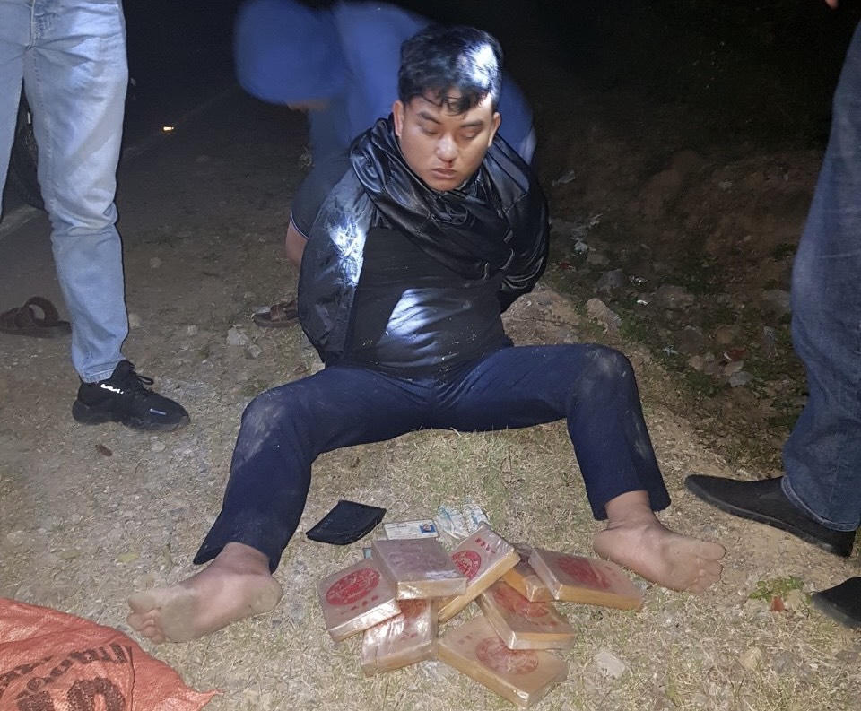 Bắt đối tượng vận chuyển trái phép 8 bánh heroin