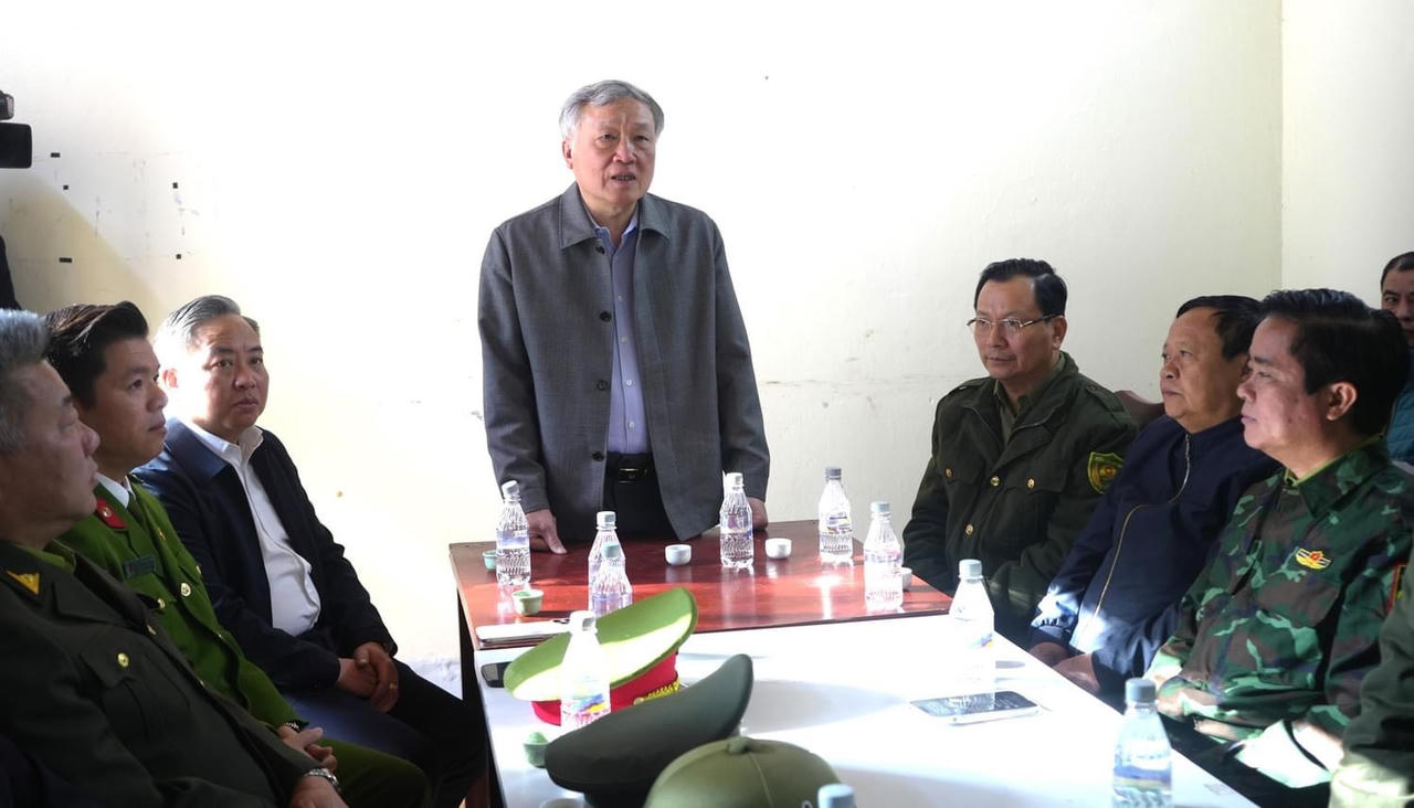 Chánh án TAND tối cao Nguyễn Hòa Bình thăm, động viên các lực lượng chữa cháy rừng tại Lào Cai