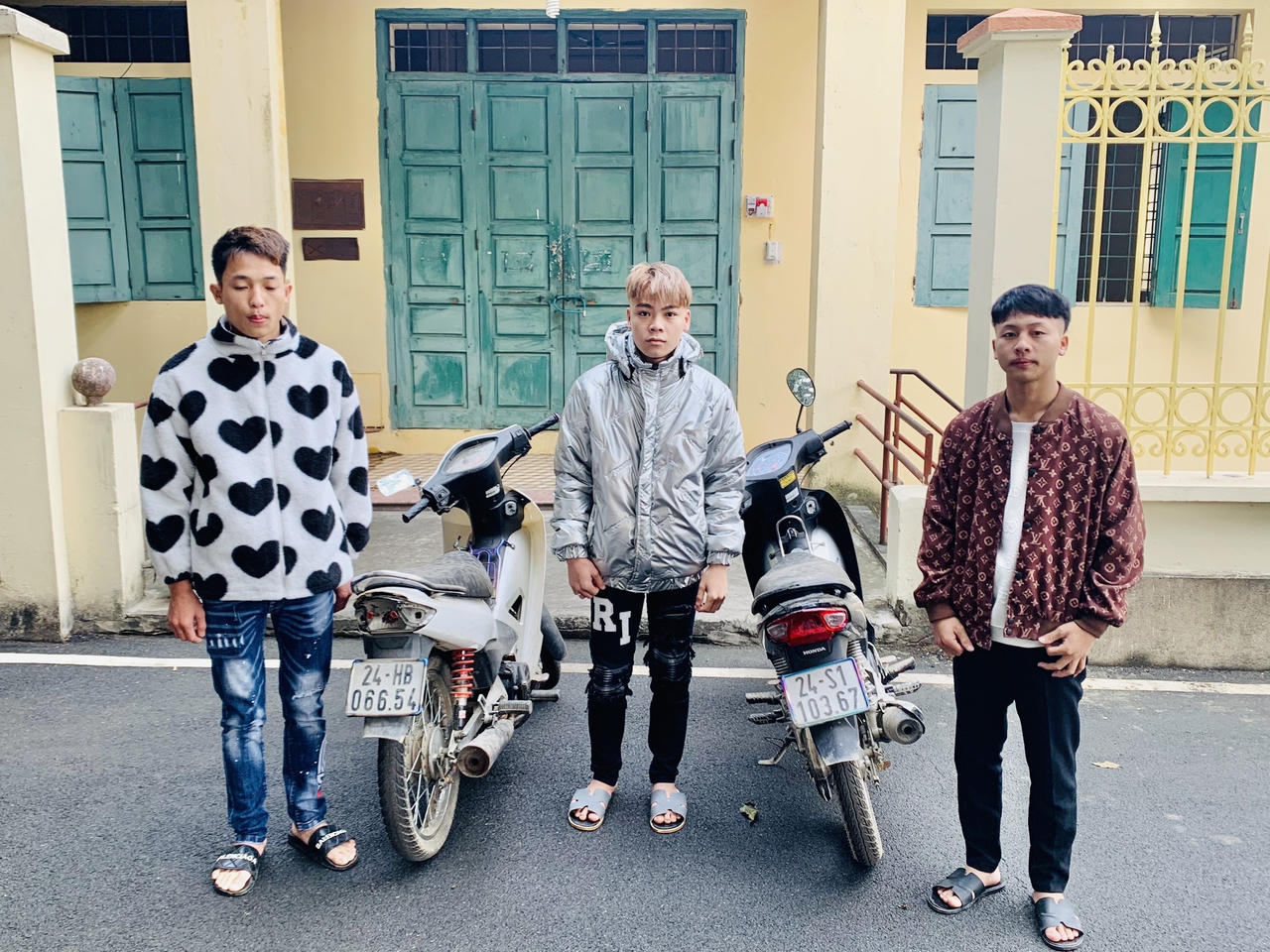 Khởi tố 3 thanh niên đi mô tô bốc đầu xe, tay cầm dao tự chế đi diễu phố