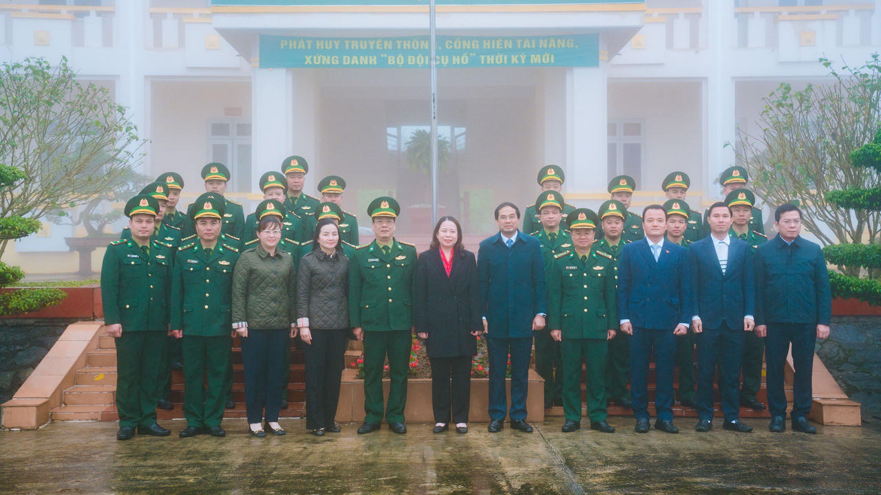 Phó Chủ tịch nước Võ Thị Ánh Xuân thăm, tặng quà tại huyện Mường Khương