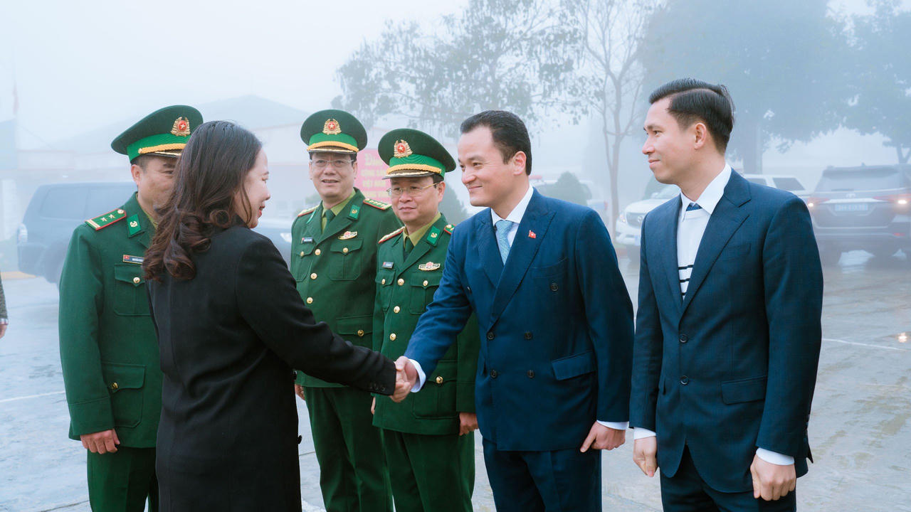 Phó Chủ tịch nước Võ Thị Ánh Xuân thăm, tặng quà tại huyện Mường Khương