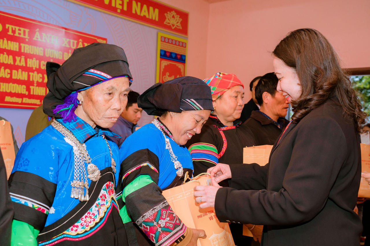 Phó Chủ tịch nước Võ Thị Ánh Xuân thăm, tặng quà tại huyện Mường Khương