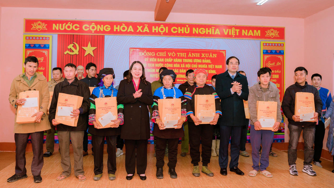 Phó Chủ tịch nước Võ Thị Ánh Xuân thăm, tặng quà tại huyện Mường Khương