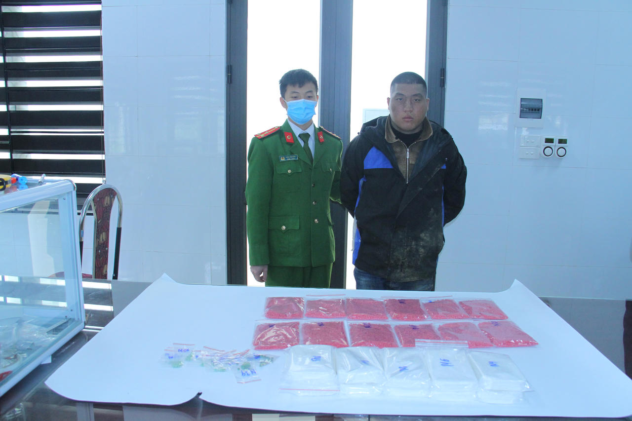 Lào Cai: Bắt đối tượng vận chuyển trái phép 10 bánh heroin và 24.000 viên ma túy tổng hợp 