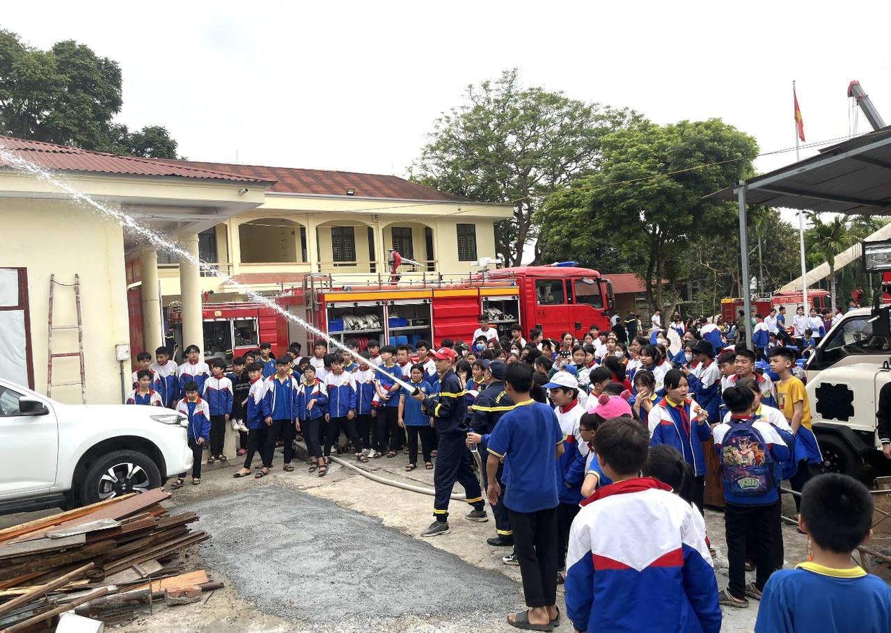 Lào Cai: Hơn hơn 1500 em học sinh được tuyên truyền, trải nghiệm, thực hành chữa cháy và cứu nạn, cứu hộ