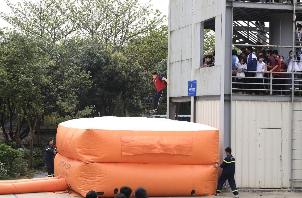 Lào Cai: Hơn hơn 1500 em học sinh được tuyên truyền, trải nghiệm, thực hành chữa cháy và cứu nạn, cứu hộ