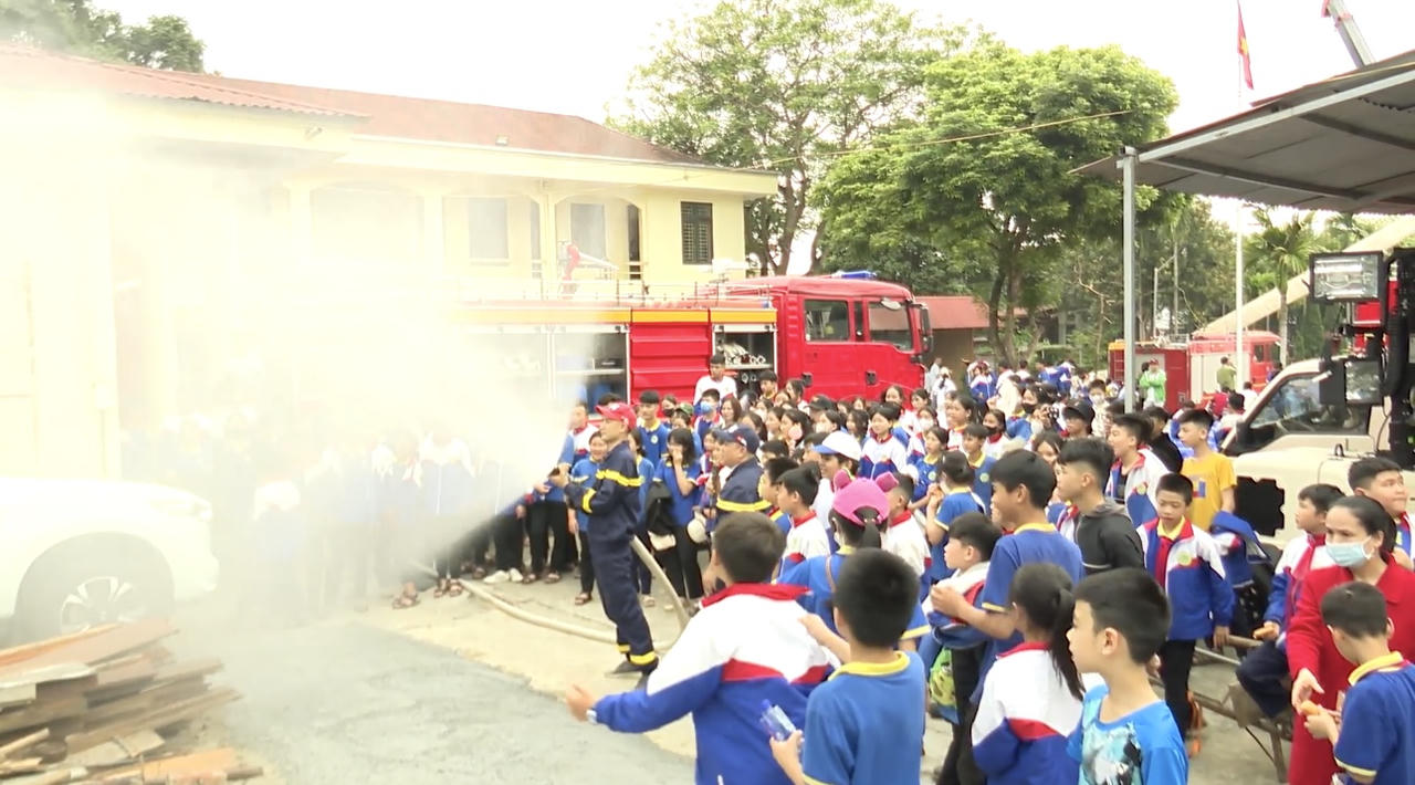 Lào Cai: Hơn hơn 1500 em học sinh được tuyên truyền, trải nghiệm, thực hành chữa cháy và cứu nạn, cứu hộ