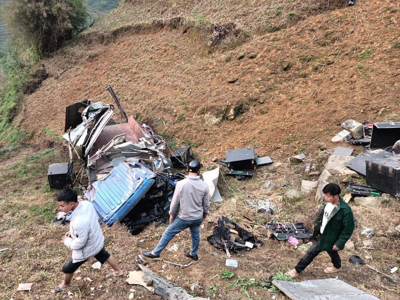 Lào Cai: Xe tải lao xuống vực, 04 người bị thương nặng