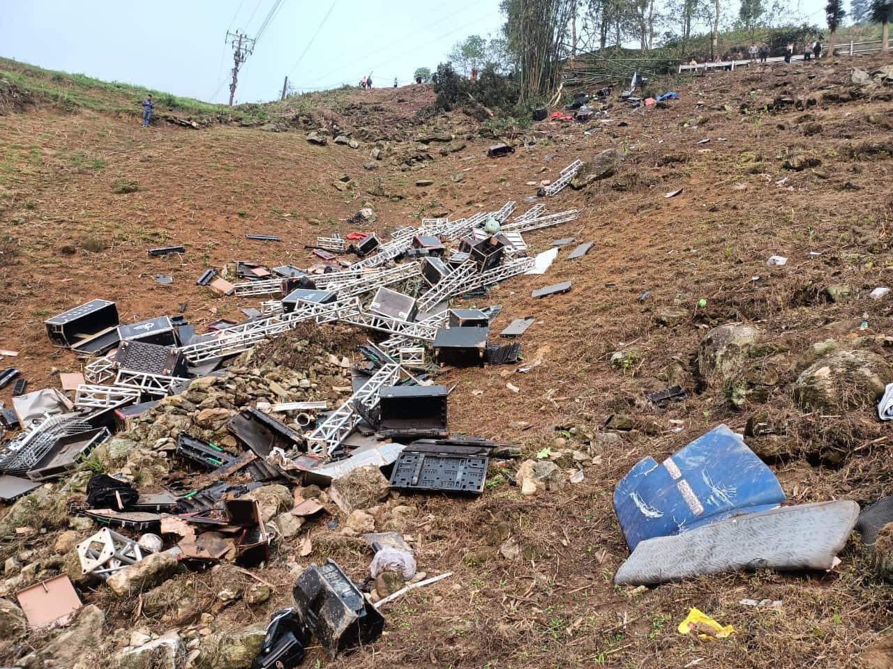 Lào Cai: Xe tải lao xuống vực, 04 người bị thương nặng