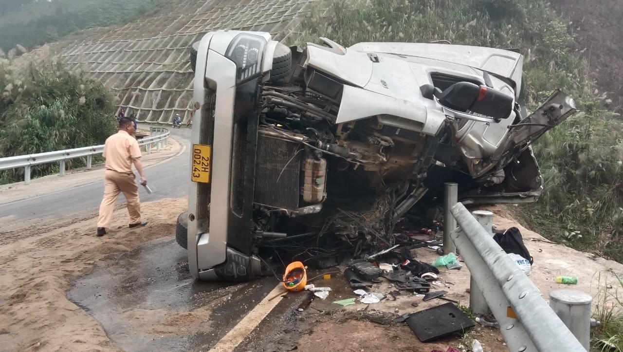 Xe đầu kéo bị lật tại Lào Cai