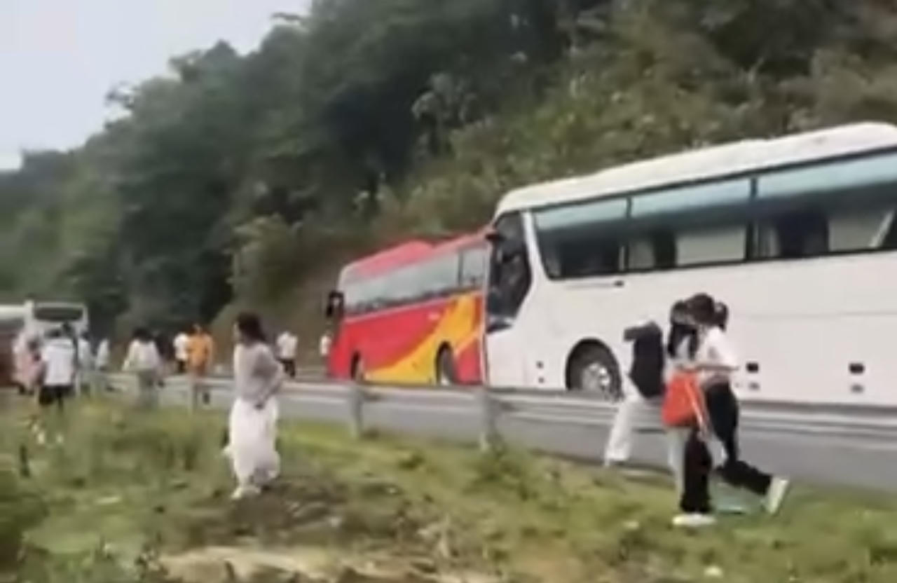 3 xe khách đâm liên hoàn, 1 người tử vong