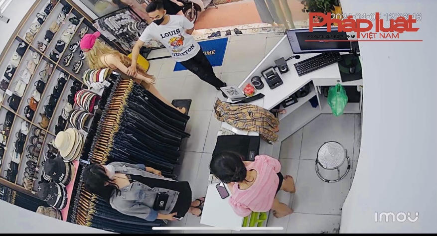 Giả mạo mã QR thanh toán của cửa hàng để chiếm đoạt tài sản